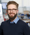 marco bauer | bam | moules outillages – Marco Bauer, fondateur et directeur de MAB GmbH : « Nous osons nous aventurer sur des voies inhabituelles pour nos projets. Qu’il s’agisse d’une pièce en métal ou en plastique, de machines complexes ou de solutions numériques pour le secteur manufacturier. Nous allions notre expérience de la fabrication de précision et de la construction mécanique à notre culture du numérique. »