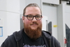  – Tim Blechl, Tooling-Milling-Spezialist bei Arnold Umformtechnik: „<em>hyper</em>MILL VIRTUAL Machining bietet mehr als eine reine NC-Code-Simulation. Mit Hilfe eines digitalen Zwillings und des Moduls Optimizer erkennt das System bei der NC-Code-Generierung gefährliche Situationen, löst und umgeht diese vollautomatisch. Dabei werden auch die Fräsbahnen optimiert, so dass etwa ein unnötiges Zurückfahren auf Sicherheitsebene entfällt.“