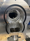  – Cabeçote trunion de 5 eixos para um fabricante de máquinas-ferramenta da américa do norte. O otimizador de usinagem virtual <em>hyper</em>MILL permite girar e inclinar a mesa automaticamente para usinar furos precisos.<br /><em>Fonte: Enmark</em>