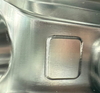  – 左圖為他牌軟體編程，比較不平滑，刀痕也較明顯；右圖為 <em>hyper</em>MILL 編程，曲面表面較一致均匀。