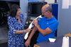  – Carolin Lang, Senior Marketing Manager Media Communications, vergelijkt de arm van een humanoïde robot met de arm van Michael&nbsp;Dreer.