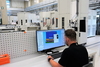  – Kusters Precision Parts heeft 21 programmeerstations in de fabriek. Met behulp van de <em>hyper</em>MILL<sup>®</sup> CAM-software kan de toeleverancier snel, flexibel en foutloos de meest complexe onderdelen programmeren.