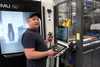  – Ruud Stokmans bij één van de zes DMG&nbsp;MORI bewerkingscentra zijn gekoppeld aan het Hummingbrid MES-syteem. Gereedschapsdata wordt digitaal overgedragen naar de machine, zonder handmatige invoer.